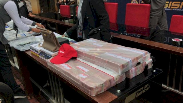 Barang Bukti Doni Salmanan.(F-INT)