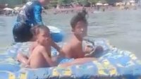 VIDEO: Detik-detik 3 Bocah Main di Atas Kasur Sampai Terseret ke Tengah Laut