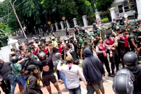 Demo Tolak Pemekaran Papua Ricuh, 5 Polisi Termasuk Seorang Perwira Luka Hingga Bersimbah Darah