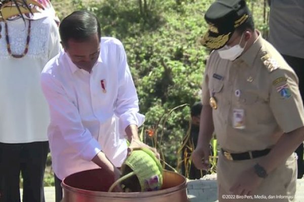6 Gubenur Absen Prosesi Penyatuan Tanah dan Air Nusantara oleh Jokowi, Salah Satunya Papua