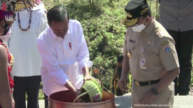 Prosesi Penyatuan air nusantara oleh Jokowi bersama apara Gubernur.(F-INT)