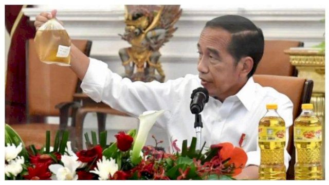 Jokowi subsidi minyak goreng curah.(F-INT)