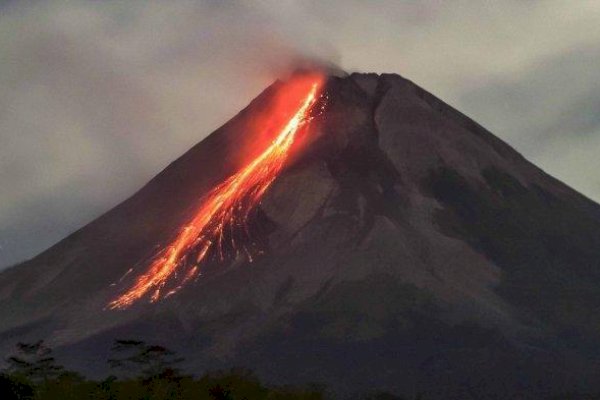 Warga Diminta Waspada, Gunung Merapi Masih Keluarkan Guguran Lava Sebanyak 20 Kali Pagi Ini