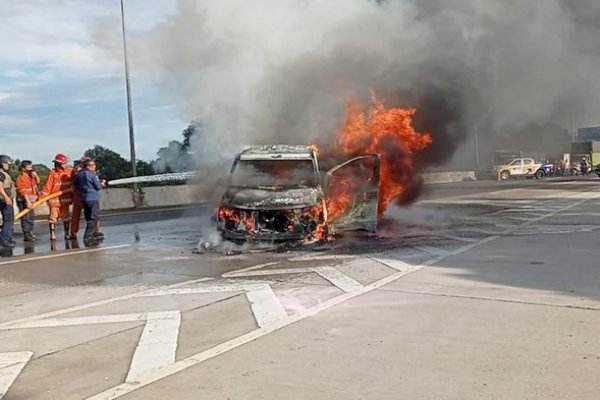 Hati-Hati! Ada Mobil Terbakar di Ruas Tol Jagorawi KM 42