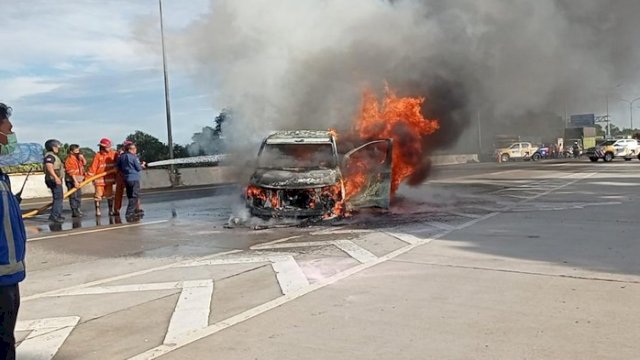 Mobil Terbakar di Tol Jagorawi.(F_INT)