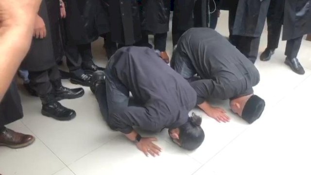 Dua Polisi Penembak Laskar FP Sujud syukur Divonis Bebas Majelis Hakim.(F-INT)