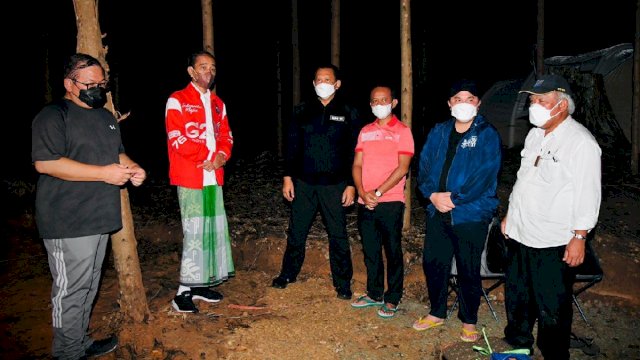 Momen Presiden Menikmati Malam di IKN, Sarungan dan Pakai Jaket.(F-INT)