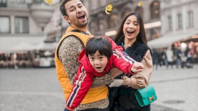 Raffi Ahmad Gendong Rafathar.(F-INT)