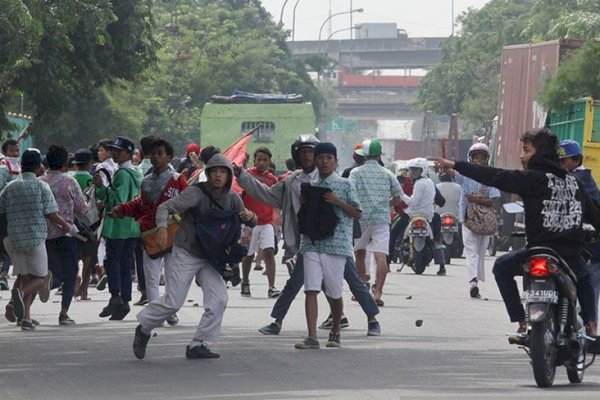 Tawuran, Pelajar SMP Tewas Bersimbah Darah Kena Sabet Senjata Tajam di Kolong Fly Over