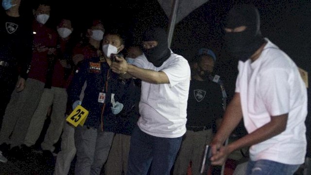 Saat Rekonstruksi penembakan laskar FPI oleh kedua polisi yang divonis bebas.(F-INT)