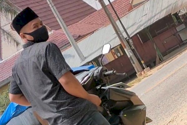 Penjahat Kelamin, Pria ini Tetap Asyik Onani Sampai Mucrat di Depan Kos Wanita Walau Sudah Direkam-Diusir