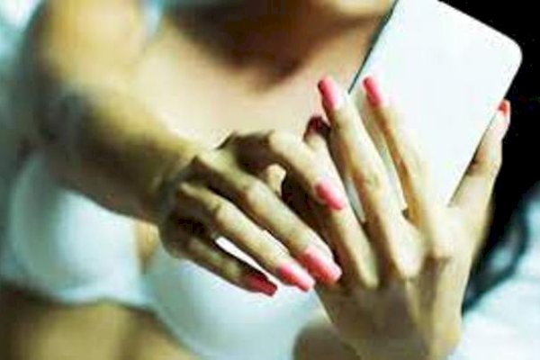 Lagi Asyik Live Bugil di Medsos, Selebgram Cantik asal Pasuruan Diciduk Polisi, Alat Masturbasi hingga Pelumas Oil Diamankan