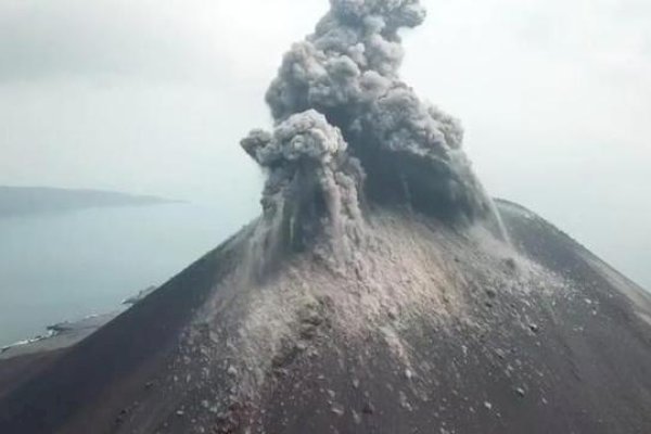 Waspada! Gunung Anak Krakatau Erupsi, Ketinggian Abu 1.500 Meter