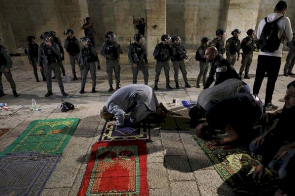 Biadab! Israel Serang Warga Palestina di Masjid Al Aqsa Usai Salat Tarawih