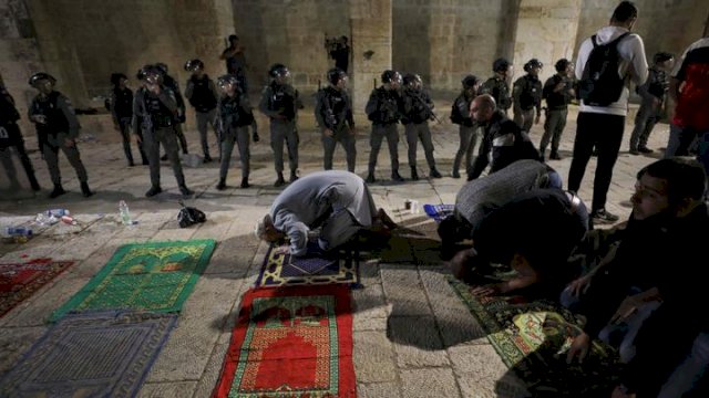 Israel Serang Warga Palestina di Masjid Al Aqsa Usai Salat Tarawih.(F-INT)