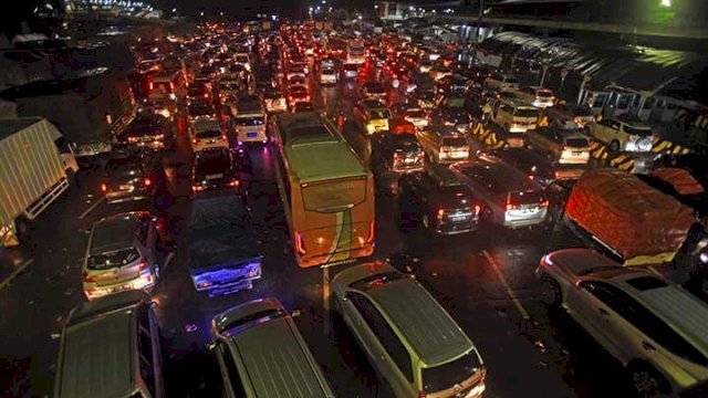 Jumlah Kendaraan di Pelabuhan Merak Membludak.(F-INT)