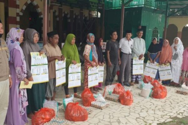Baznas Pangkep Bagikan Sembako ke Warga Kassi