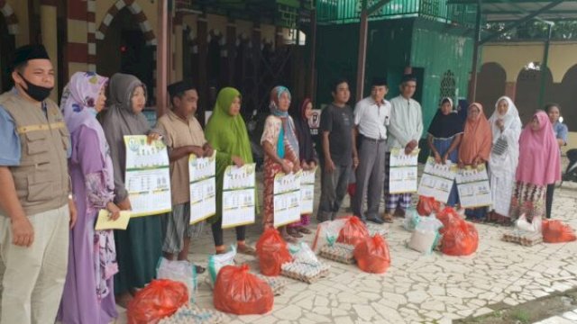 Baznas Pangkep Bagikan Sembako ke Warga Kassi