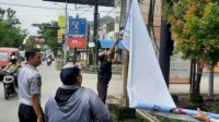 Dishub Makassar Copot Sejumlah Spanduk Liar Disekitar Traffic Light