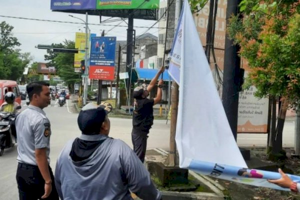 Dishub Makassar Copot Sejumlah Spanduk Liar Disekitar Traffic Light