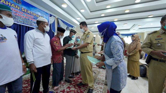 Bupati Yusran Serahkan Sertifikat Tanah Gratis untuk Warga Pulau