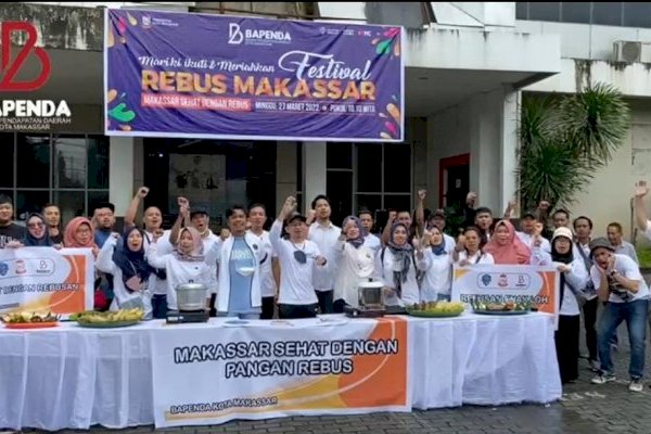 Bapenda Makassar Bagikan Makanan ke Pengendara Jalan, Firman Pagarra: Ayo Biasakan Merebus