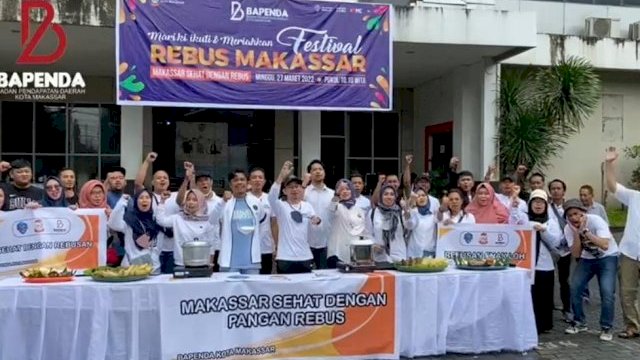 Bapenda Makassar Bagikan Makanan ke Pengendara Jalan, Firman Pagarra: Ayo Biasakan Merebus