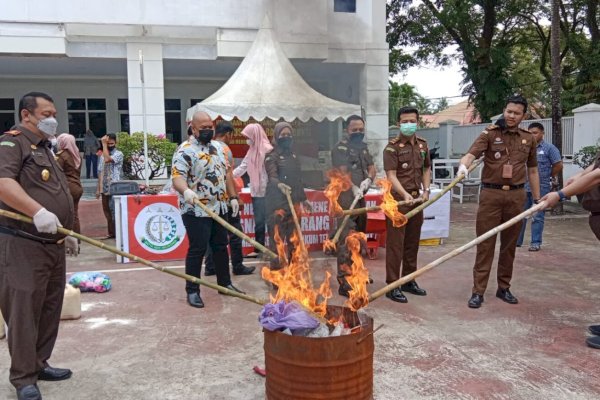 Kejari Pangkep Musnahkan Barang Bukti Kejahatan