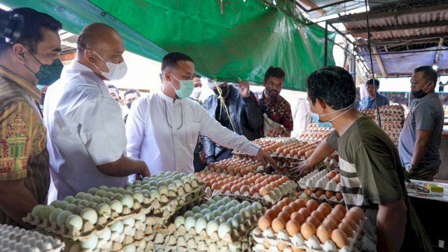 Gubernur Sulsel Andi Sudirman tinjau pasar jelang hari raya idul fitri.