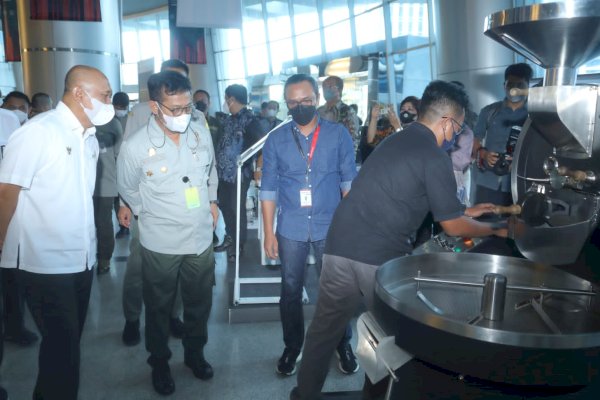 Mentan SYL Bersama Tenten Masduki Tinjau Alsintan Produk Dalam Negeri