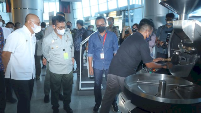 Mentan SYL Bersama Tenten Masduki Tinjau Alsintan Produk Dalam Negeri