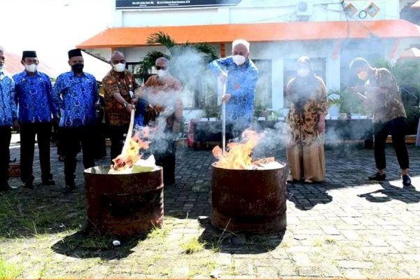 Cegah Dimanfaatkan Orang Tak Bertanggung Jawab, Bapenda Palopo Musnahkan Kertas Berharga Kedaluwarsa