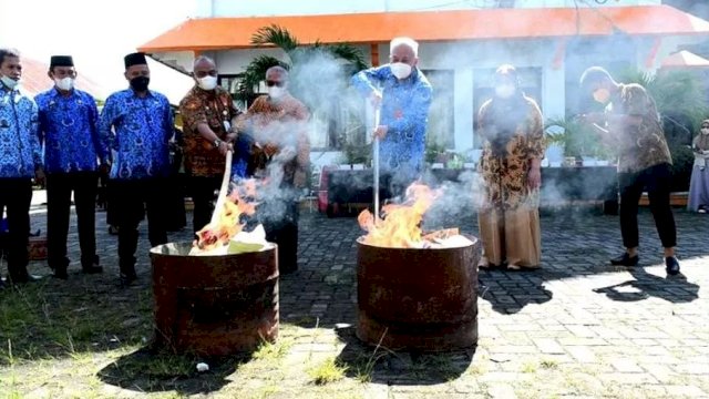 Cegah Dimanfaatkan Orang Tak Bertanggung Jawab, Bapenda Palopo Musnahkan Kertas Berharga Kedaluwarsa