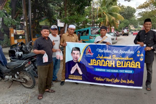 Senyum Bahagia Warga Makassar Terima Takjil dari Rudianto Lallo-Relawan Anak Rakyat