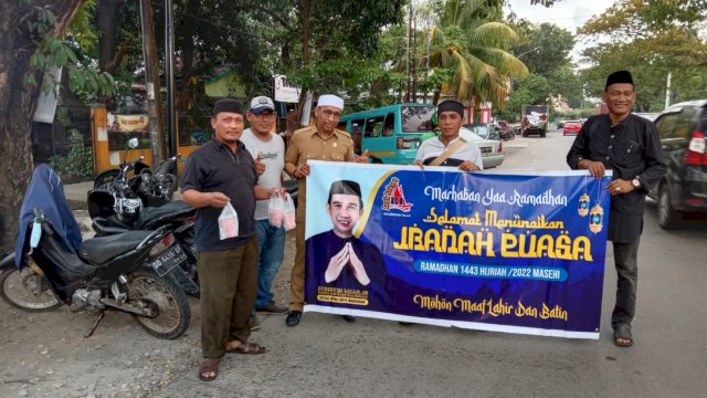 Senyum Bahagia Warga Makassar Terima Takjil dari Rudianto Lallo-Relawan Anak Rakyat