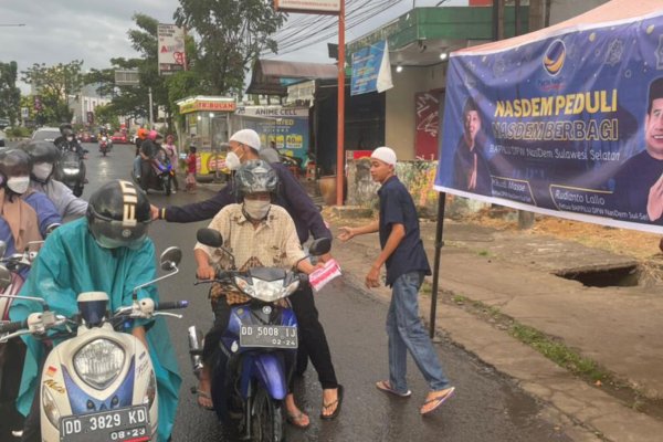 Turun ke Jalan, Tim Bappilu NasDem Sulsel Bagikan Takjil ke Pengguna Jalan di Makassar