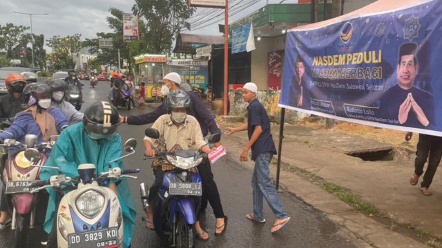 Turun ke Jalan, Tim Bappilu NasDem Sulsel Bagikan Takjil ke Pengguna Jalan di Makassar