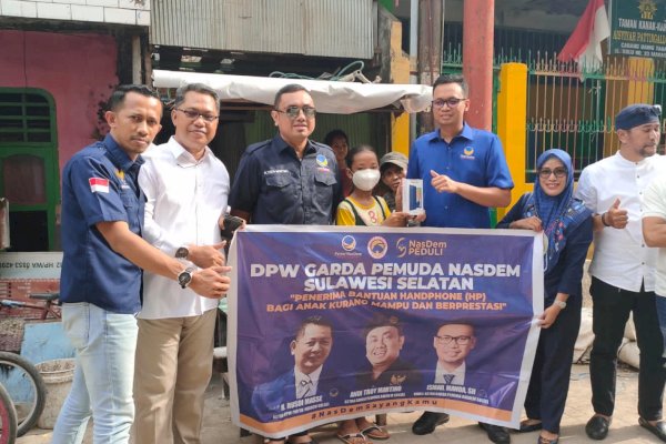 Peduli Pendidikan, Garda Pemuda NasDem Sulsel Bagi-bagi Handphone untuk Siswa Berprestasi-Kurang Mampu di Makassar