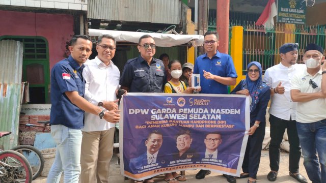 Garda Pemuda NasDem Sulsel bagi-bagi Handphone di Jumat Berkah untuk anak yang berprestasi dan kurang mampu