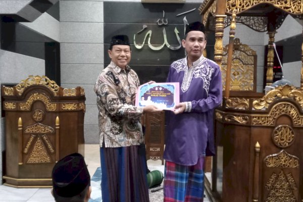 Ketua DPRD Rudianto Lallo Isi Ceramah Tarawih di Masjid Taqwa Makassar dan Beri Bantuan Hibah Rp100 Juta