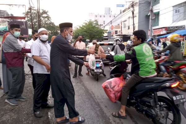 Ketua DPRD Rudianto Lallo Turun Langsung Pimpin IKA SMA 6 Makassar Berbagi Takjil di Pinggir Jalan