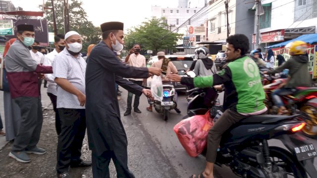 Ketua DPRD Rudianto Lallo Turun Langsung Pimpin IKA SMA 6 Makassar Berbagi Takjil di Pinggir Jalan