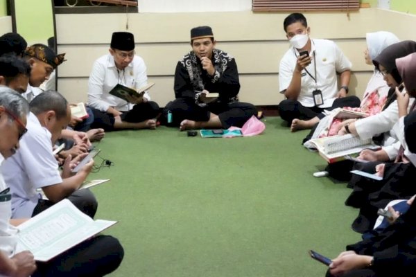 Selalu Kompak, Intip Jajaran Pegawai Bapenda Makassar Ngaji Bareng Selama Bulan Ramadhan