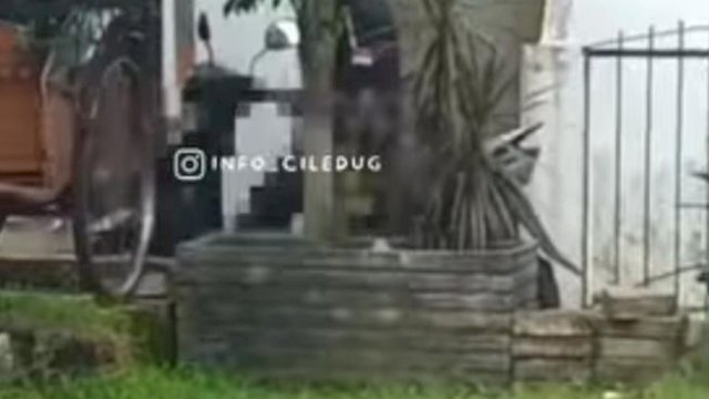 Nampak potongan video lagi onani di depan anak-anak.(F-INT)