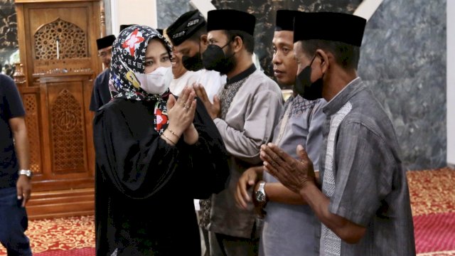 Wawali Makassar Fatmawati Rusdi Kembali Lakukan Safari Ramadhan di Dua Kecamatan, Salurkan Zakat Pribadi dan Ingatkan Prokes Ketat