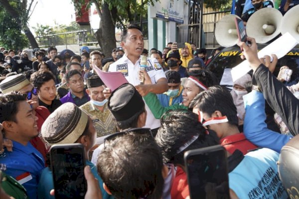 Organda Mahasiswa Se-Sulsel Geruduk Kantor DPRD Sulsel, Lagi-lagi Syaharuddin Alrif yang Terima, Massa Angkat ke Jempol ke NasDem