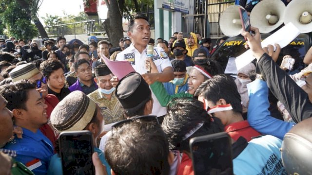 Organda Mahasiswa Se-Sulsel Geruduk Kantor DPRD Sulsel, Lagi-lagi Syaharuddin Alrif yang Terima, Massa Angkat ke Jempol ke NasDem