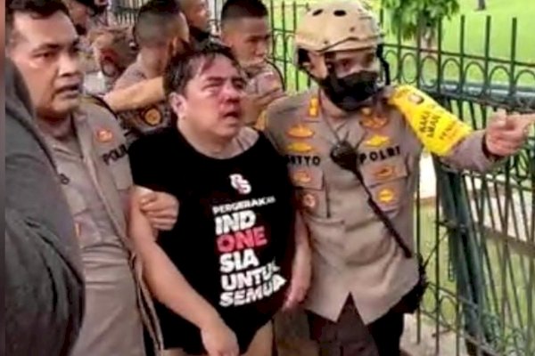 Ade Armando Babak Belur Dipukuli Massa dan Celananya Dilucuti