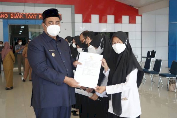 Bupati Maros Chaidir Syam Serahkan SK 12 PPPK Non Guru