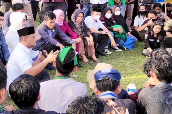 Terima Pendemo 11 April, Waka DPRD Palopo dari NasDem Salam Duduk Lesehan Bersama Mahasiswa